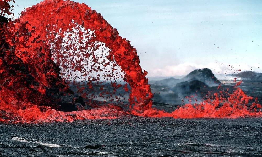Lava fountaining at Kīlauea